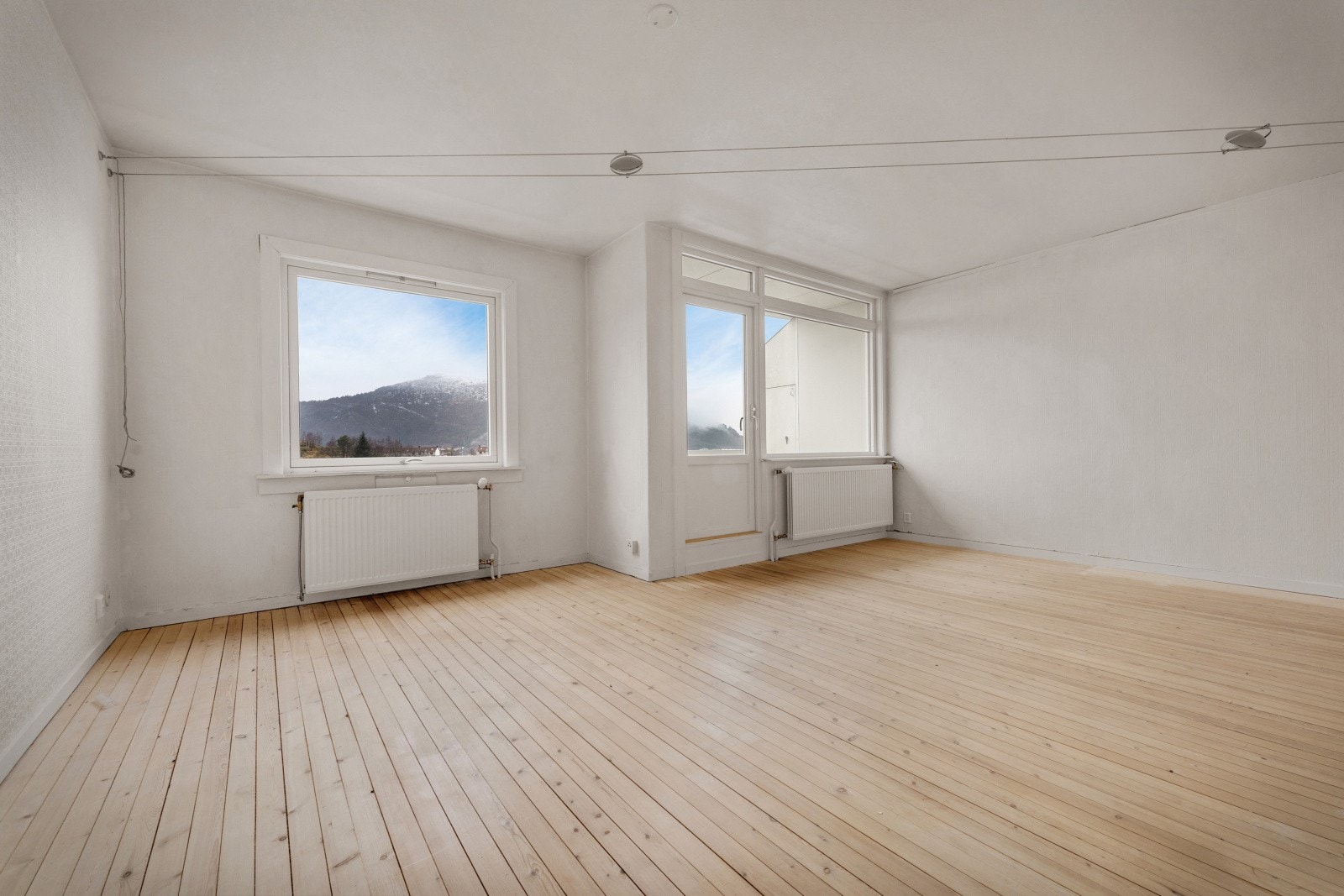 Stuen måler 24,2 kvm og har god plass til å innrede med en god sofagruppe og et trivelig spisebord. Galleribilde