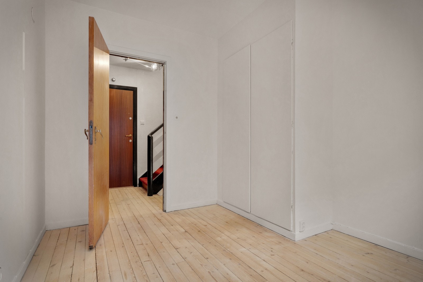 Like ved entré finner man leilighetens første soverom på 9,3 kvm. Galleribilde