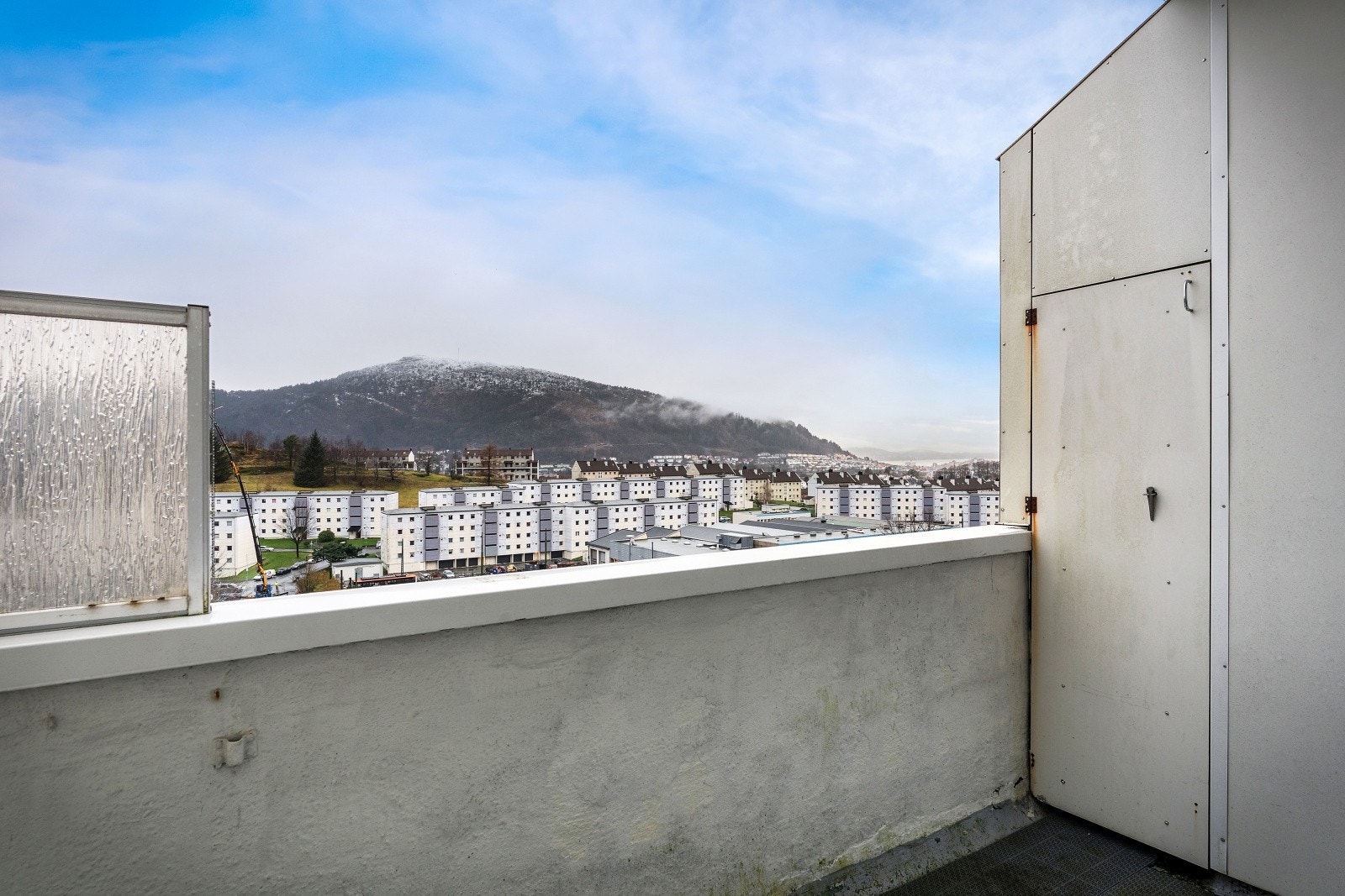 Midtsommers kommer solen frem ca midt på dagen og skinner på leiligheten helt til solen går ned. Galleribilde