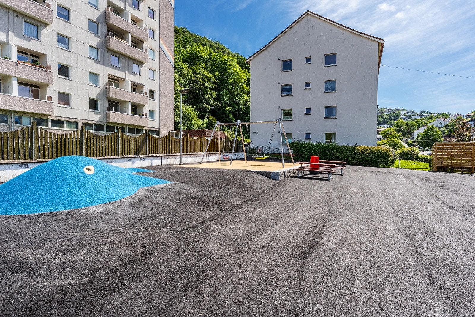 Hyggelige uteområder med lekeplass like utenfor blokken. Galleribilde