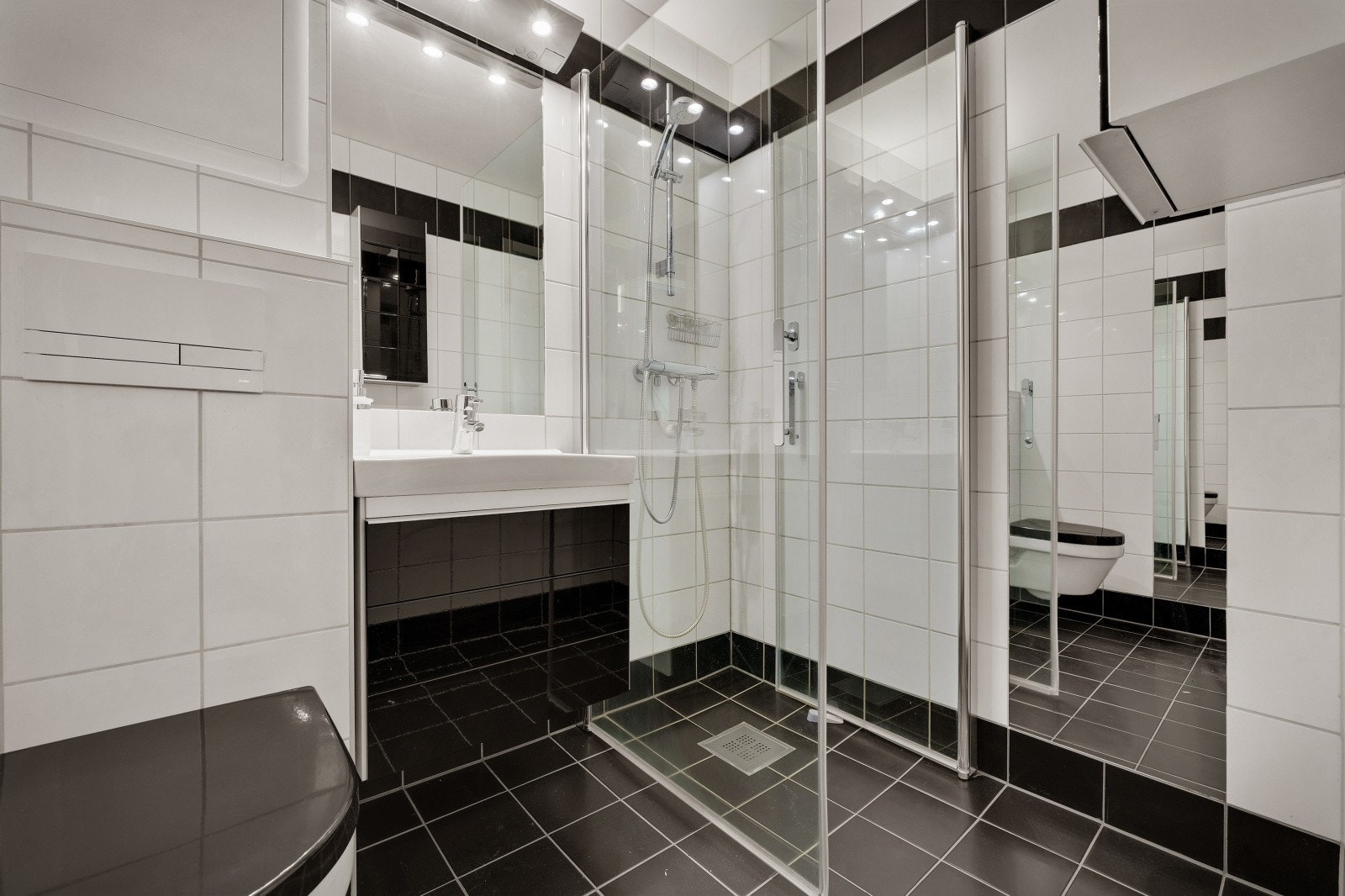 Badet er pent helfliset og ble oppusset i 2018 i regi av borettslaget. Galleribilde