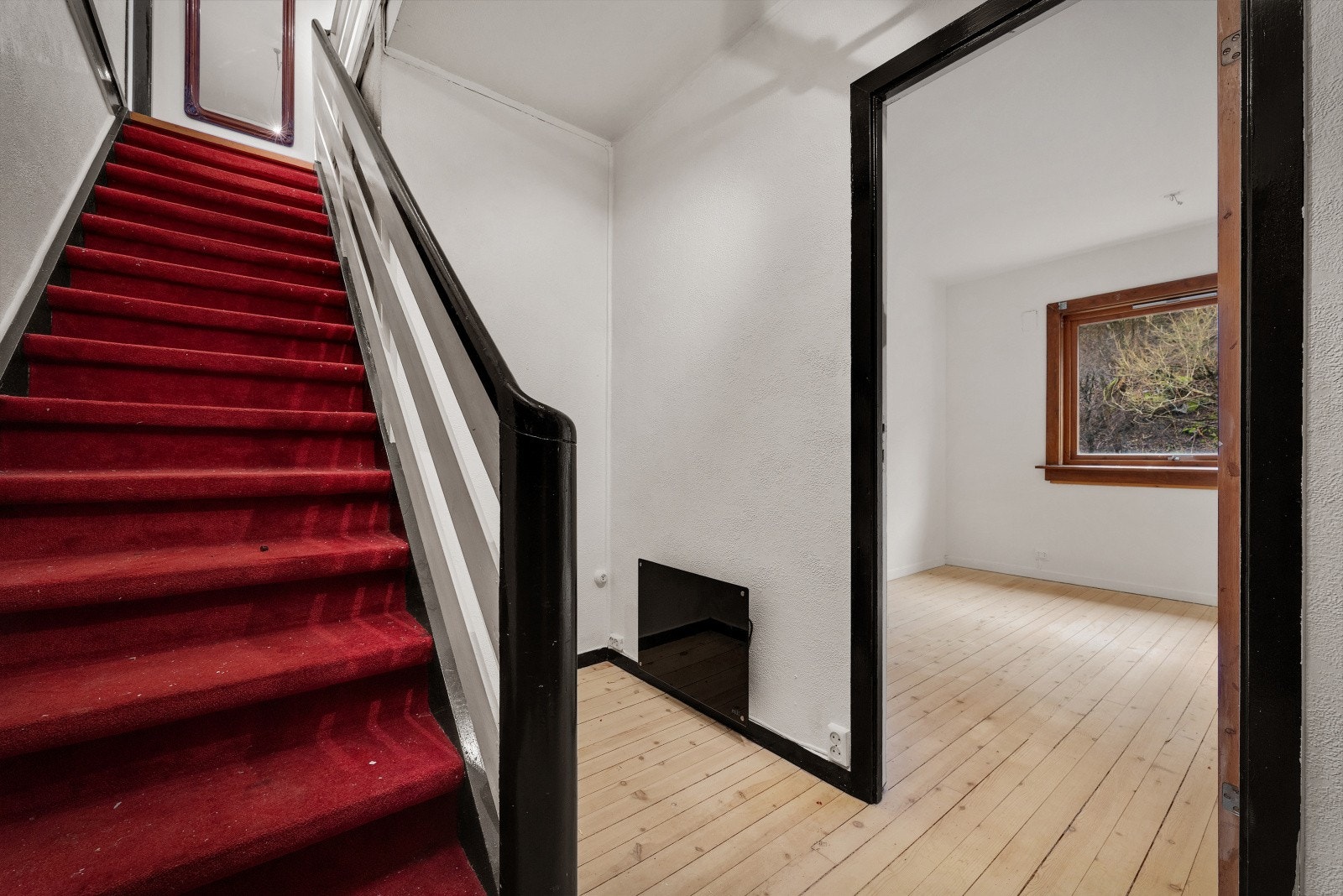 Ned trappen finner man leilighetens entré. Her er det plass til å innrede med en garderobe for oppbevaring av yttertøy og sko. Galleribilde