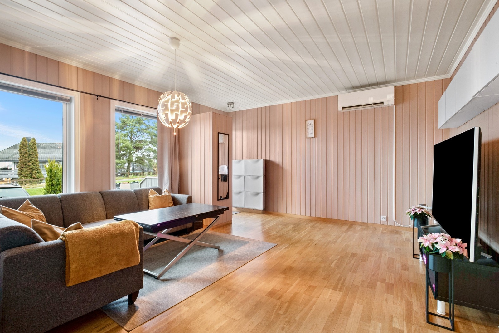 Stor stue i åpen løsning med kjøkkenet Galleribilde