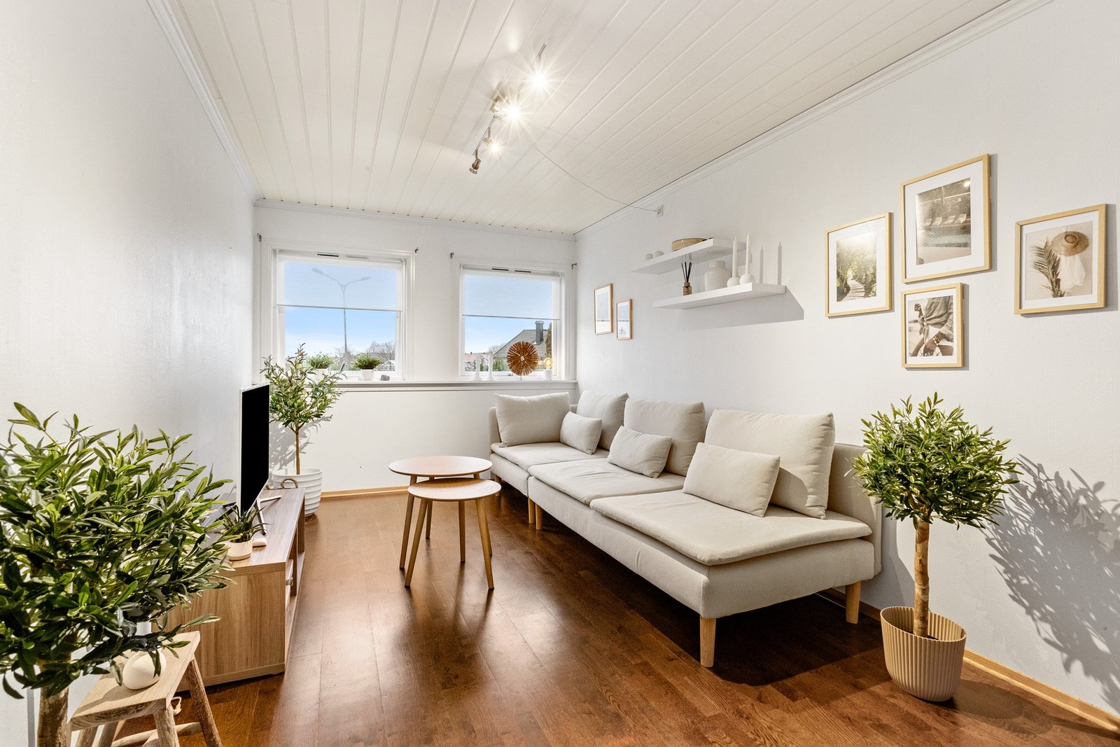 Moderne stue i åpen løsning med kjøkkenet Galleribilde