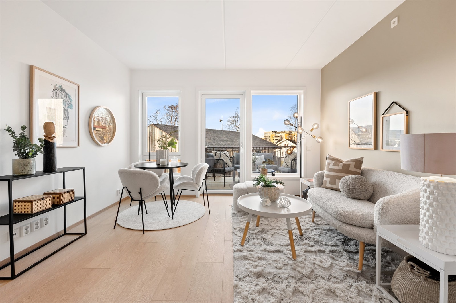 Leiligheten har en gjennomgående god standard med oppgraderte løsninger og miljøvennlig oppvarming via fjernvarme og balansert ventilasjon i hele leiligheten. Galleribilde