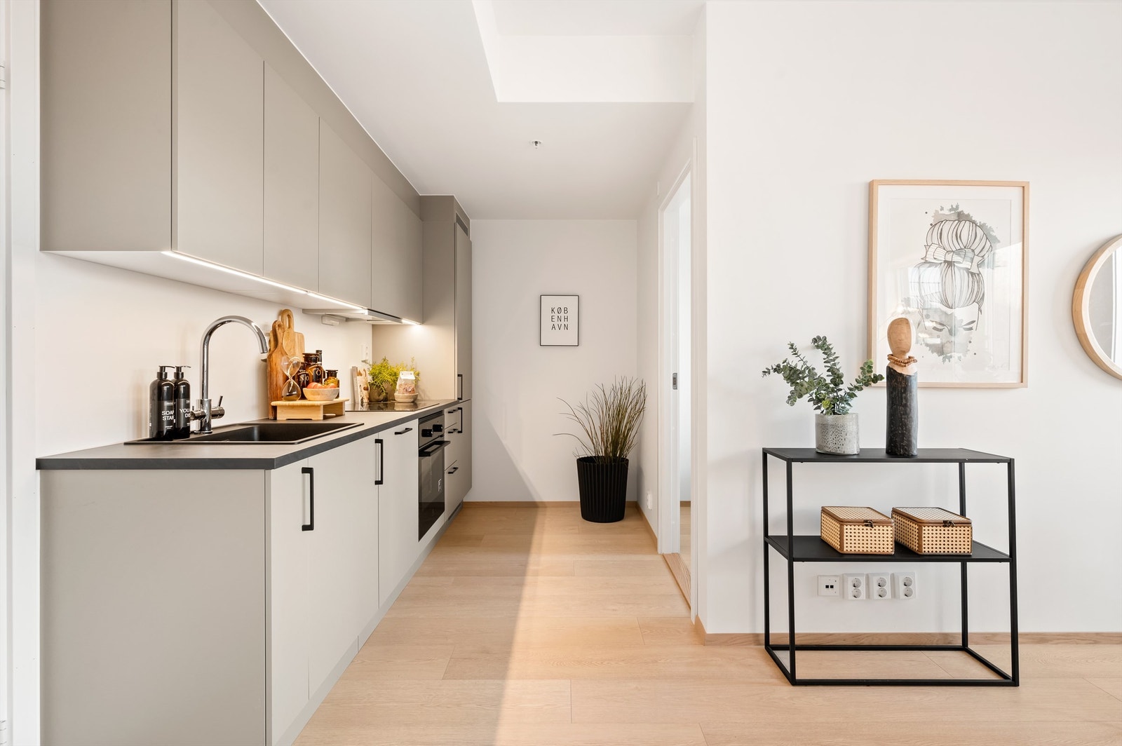 Innredning med glatte skapfronter i delikat nyanse som harmonerer fint med øvrige overflater og gir et moderne uttrykk. Benkeplaten er av laminat med nedfelt oppvaskkum og ett-greps armatur. Galleribilde