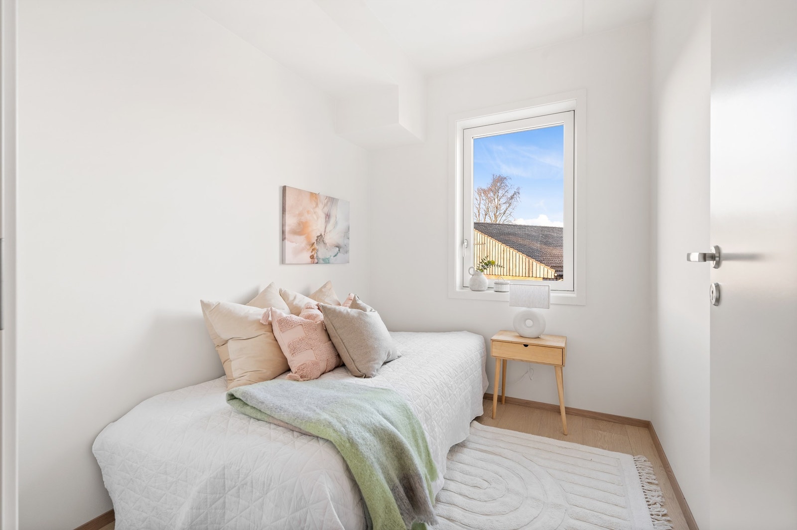 Leilighetens andre soverom er også av god størrelse og har plass til seng, nattbord og garderobeskap. Galleribilde