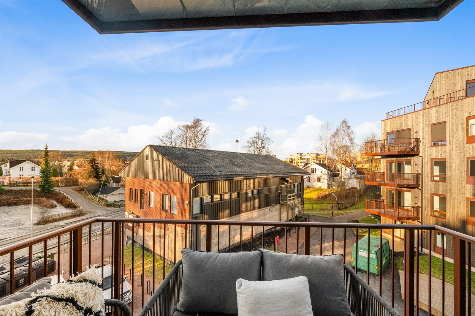 Her er det god plass til utemøblement som både sittegruppe og grill. På årets varme dager fungerer balkongen naturligvis godt som en forlengelse av stuen. Galleribilde