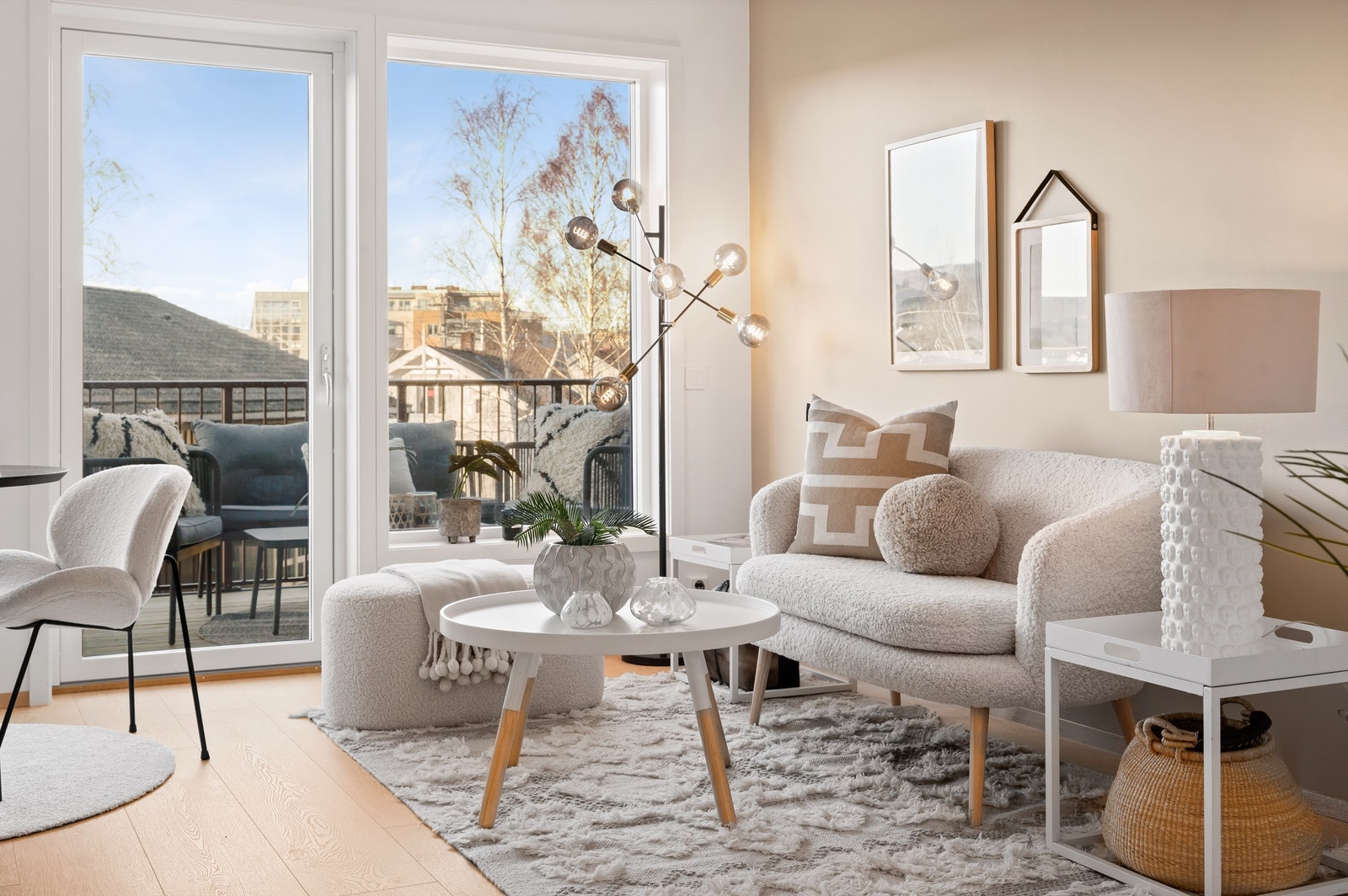 Boligen er en del av det moderne boligprosjektet Verkstedhagen, som har blitt kjent for sitt attraktive bomiljø og praktiske beliggenhet. Her bor du sentralt til ved Sørumsand sentrum i et tilbaketrukket og hyggelig nabolag. Galleribilde