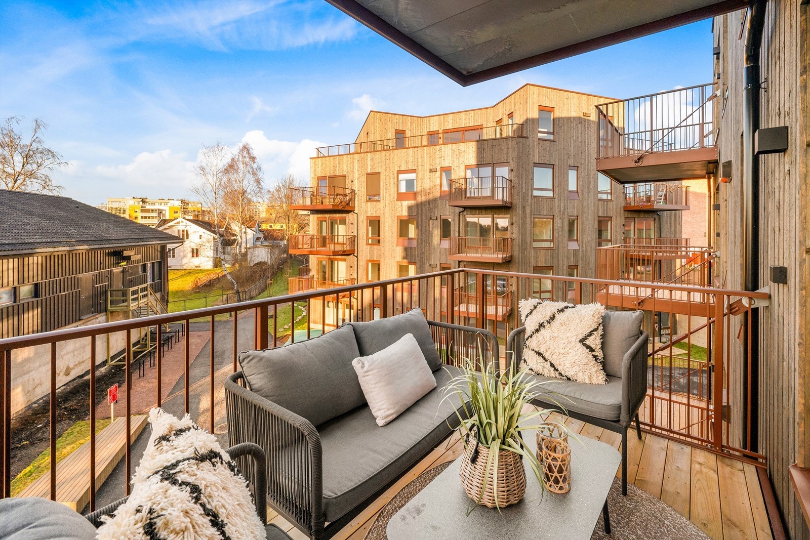 Fra stuen er det videre adkomst til romslig balkong på 6 kvm. Galleribilde