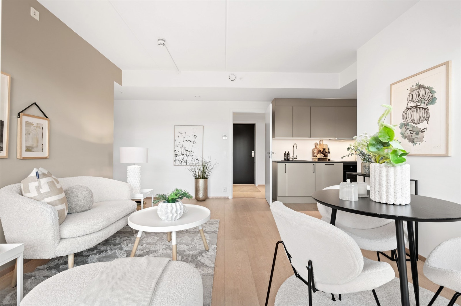 Særdeles flott 3-roms i byggets tredje etasje. Leiligheten byr blant annet på en herlig balkong på 6 kvm og ingen gjenboere. Galleribilde