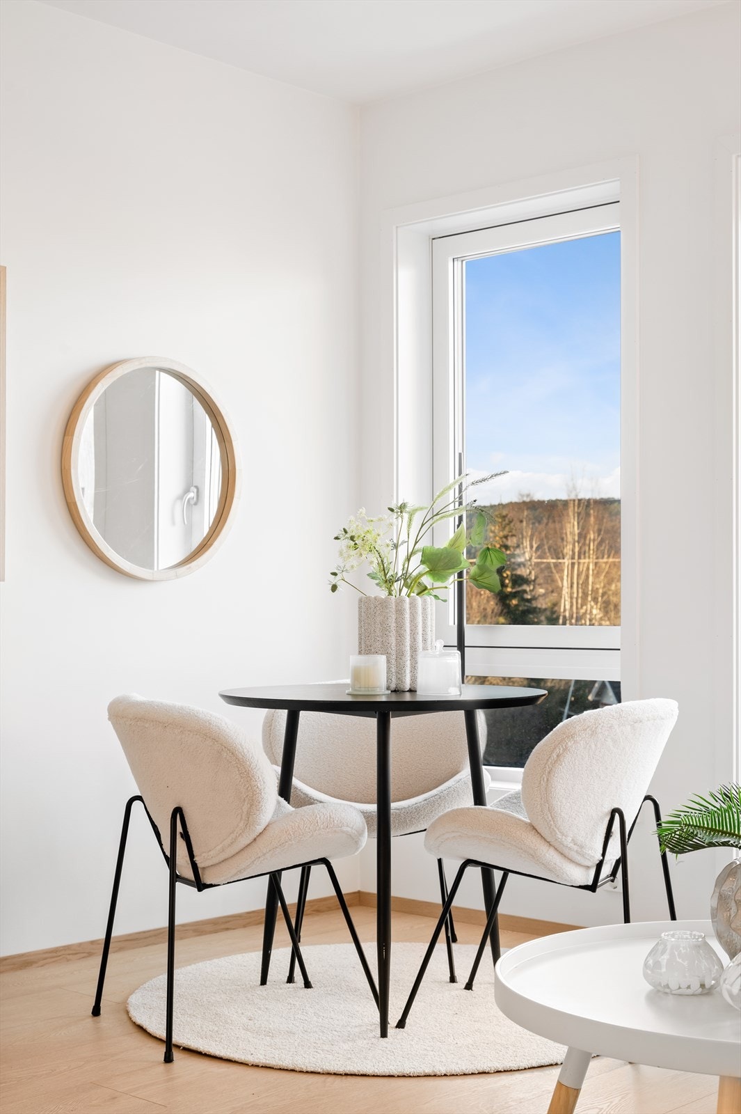 Leiligheten er oppvarmet med vannbåren gulvvarme tilknyttet fjernvarme i entré, stue og kjøkken. Leiligheten er utstyrt med trådløs termostat for styring av gulvvarme i alle rom. Galleribilde