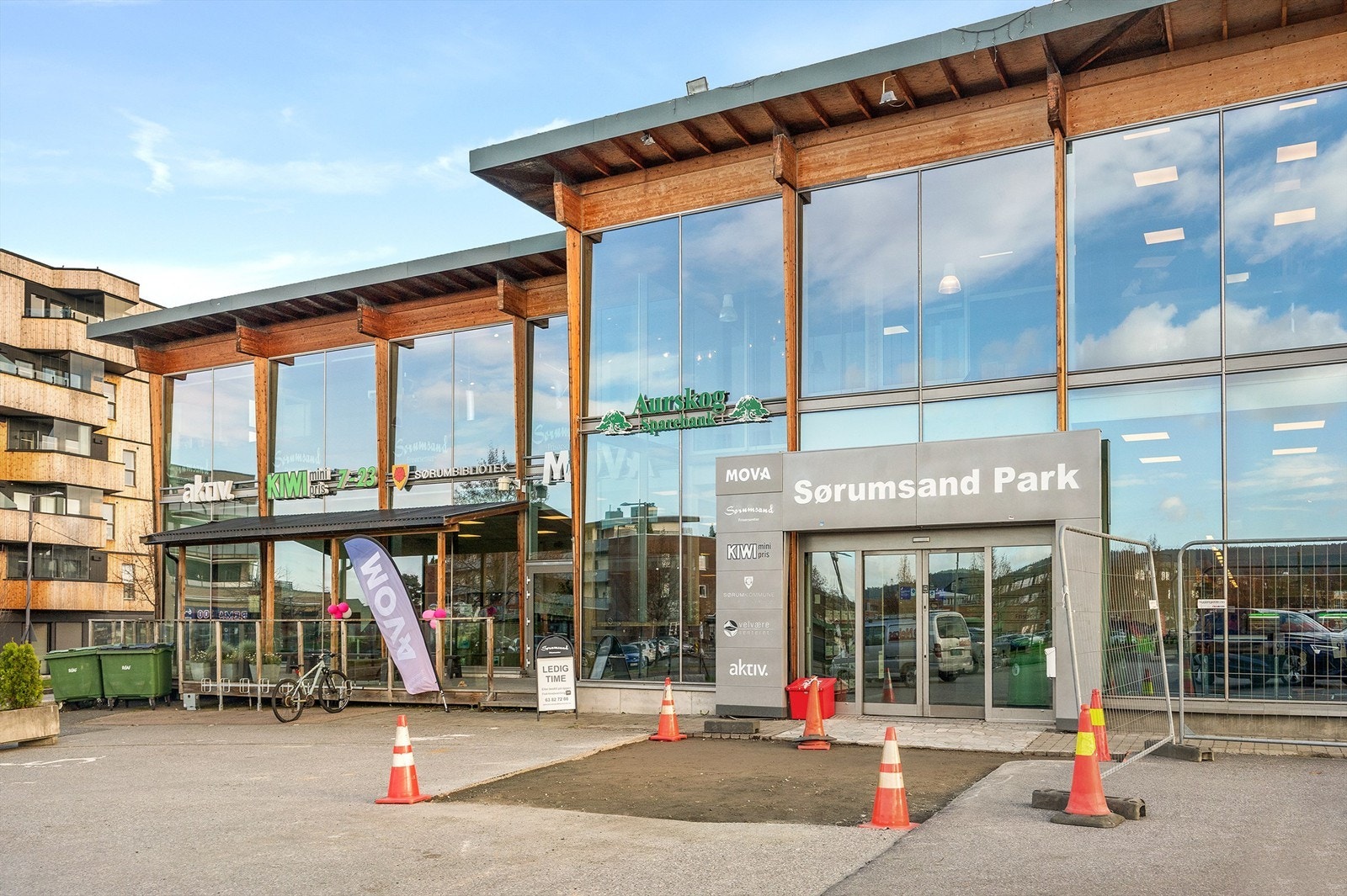 Sentrum ligger like i nærheten med et variert utvalg av butikker, kafeer og restauranter. Galleribilde