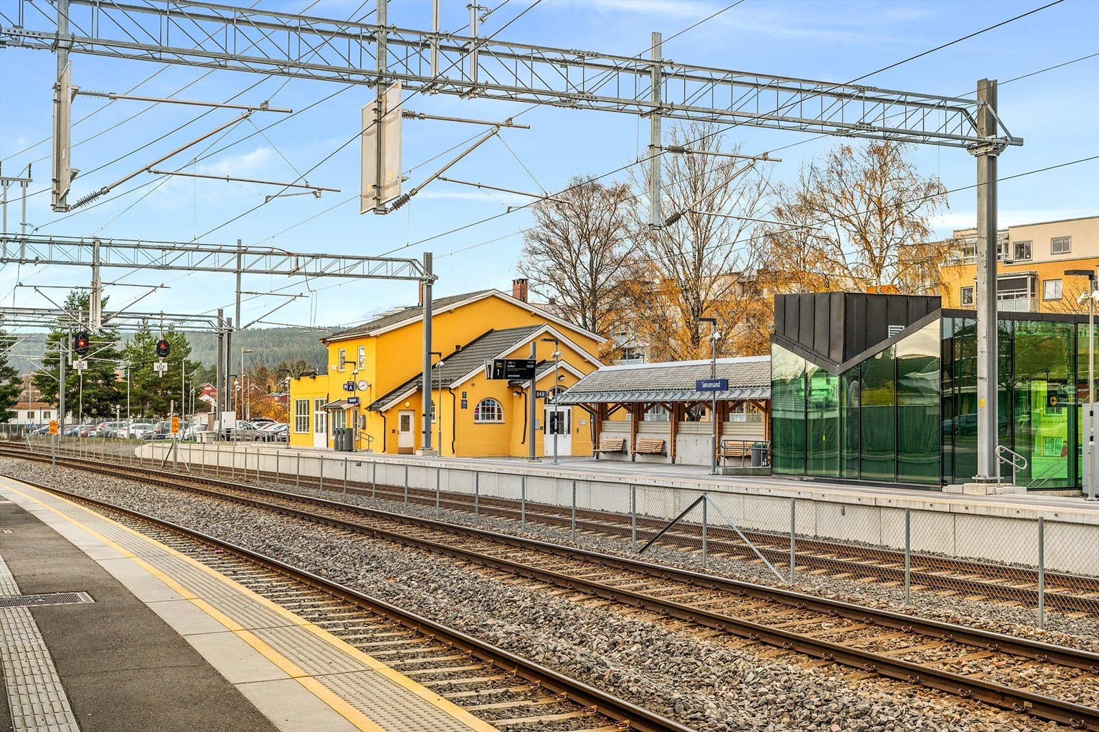 Leiligheten ligger bare 150 meter fra Sørumsand togstasjon, som gir enkel tilgang til Oslo og Lillestrøm. Togturen til Oslo tar omtrent 30 minutter, mens Lillestrøm kan nås på omtrent 10 minutter, noe som gjør dette til et ideelt valg for pendlere. Galleribilde