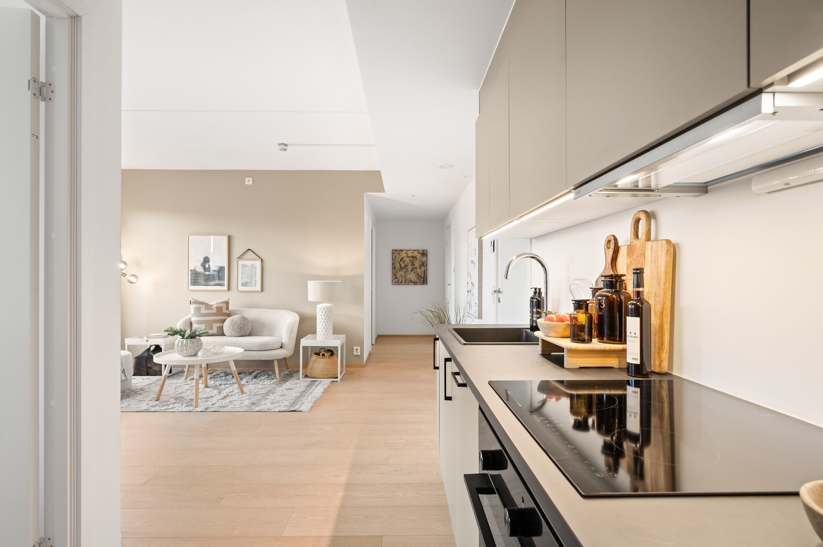 Kvalitetskjøkken fra HTH i åpen løsning med stuen. Rommets utforming gjør allikevel at kjøkkenet oppleves noe skjermet. Galleribilde