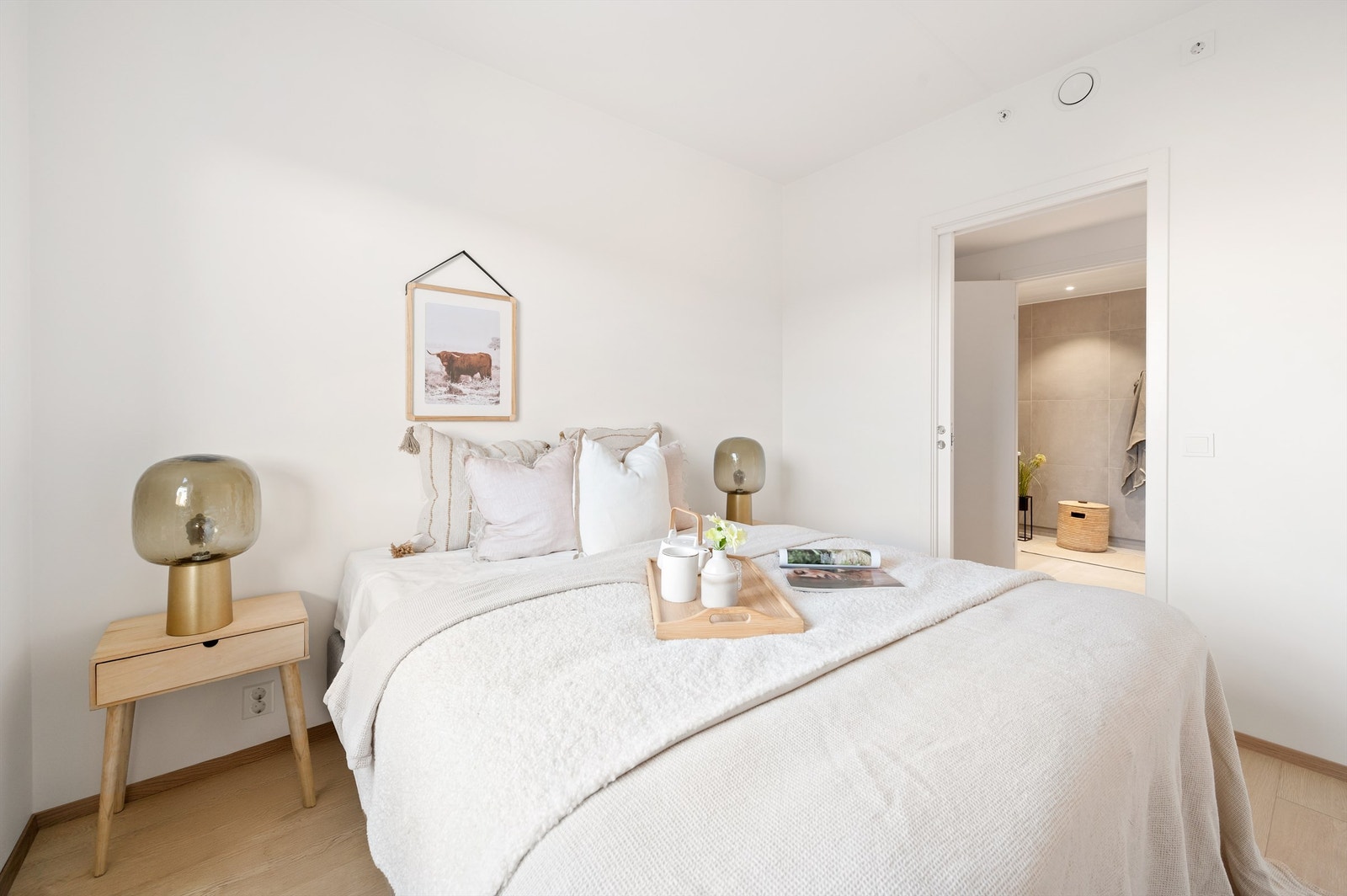 Hovedsoverommet byr på plass til dobbeltseng med tilhørende nattbord og god plass til garderobeløsning. Galleribilde