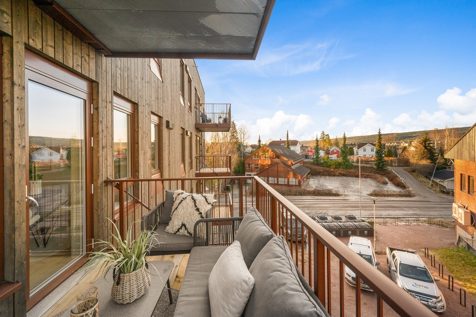 Et herlig uterom hvor en kan nyte fine dager så vel som flotte kvelder. Galleribilde