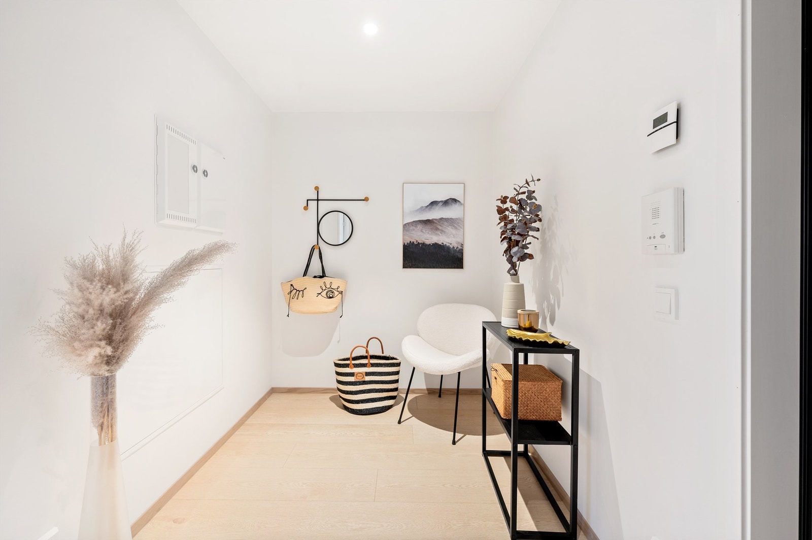 Lyse veggflater og gulv med vannbåren varme. Gangen er romslig med plass til oppbevaring av yttertøy og sko. Galleribilde