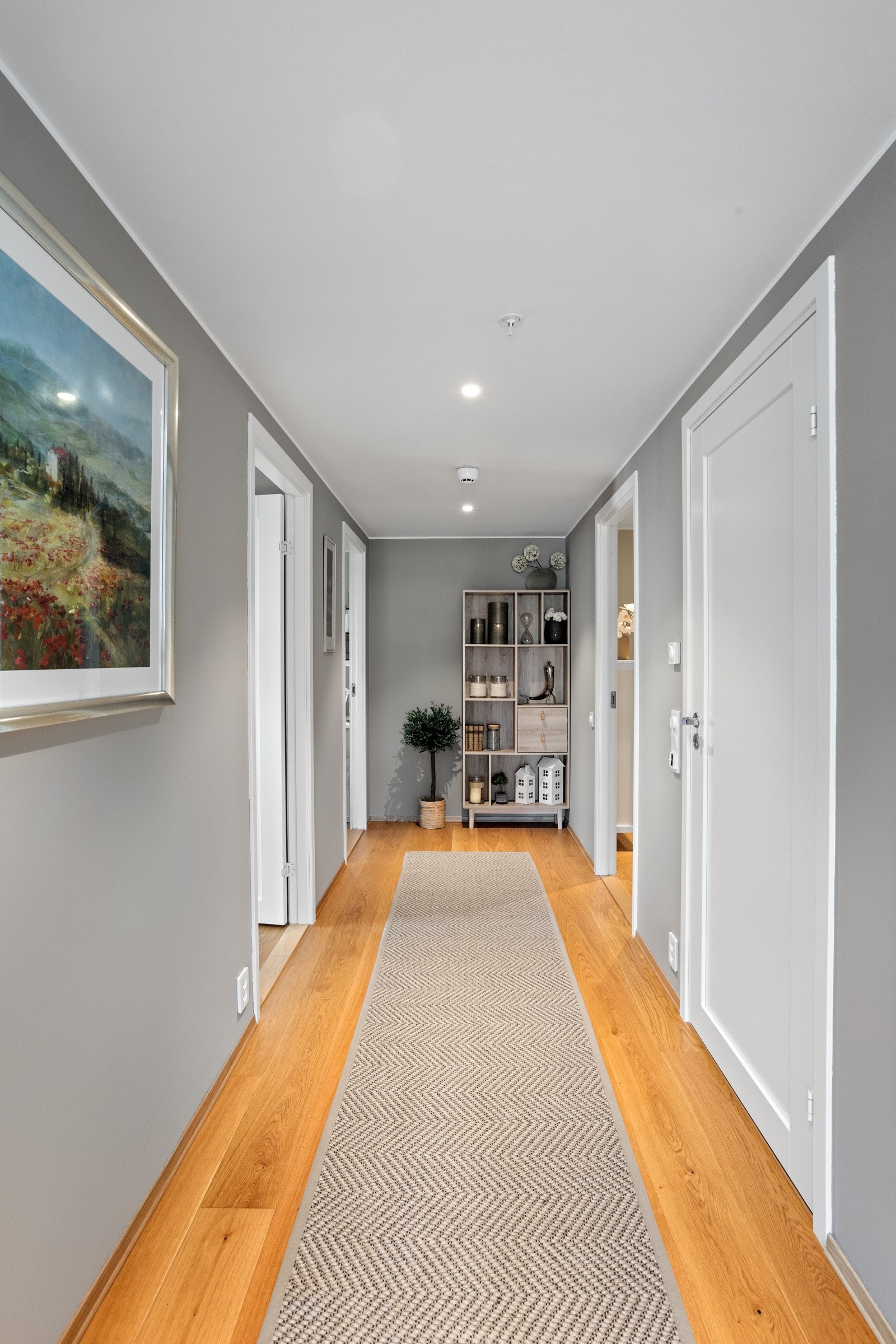 Her ser vi fra stuen innover gangen. Soverommene ligger til venstre og badene til høyre. Galleribilde