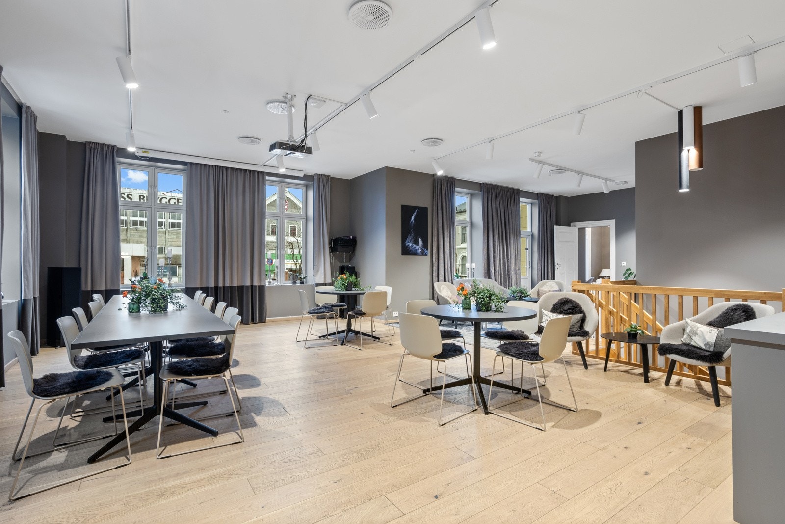 Det er også mulig å sette seg her med en kaffekopp og dagens aviser Galleribilde