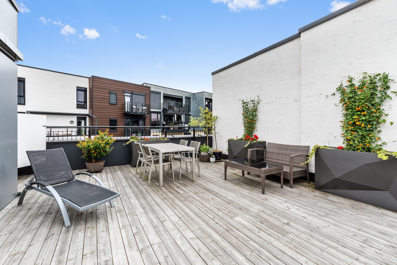 Her er det både spisegruppe, sittegrupper og solstoler Galleribilde