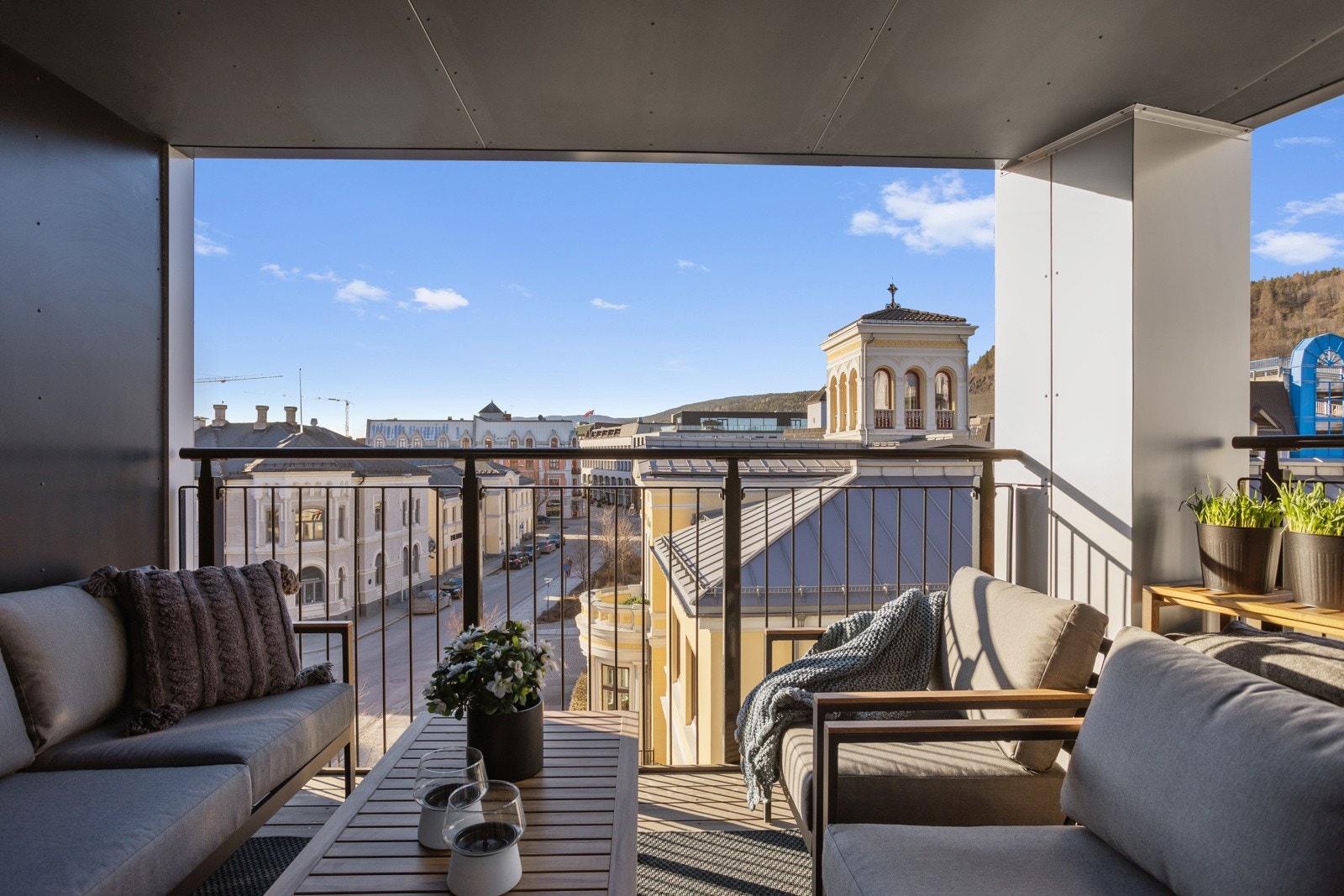 Balkongen er overbygget og skjermet Galleribilde