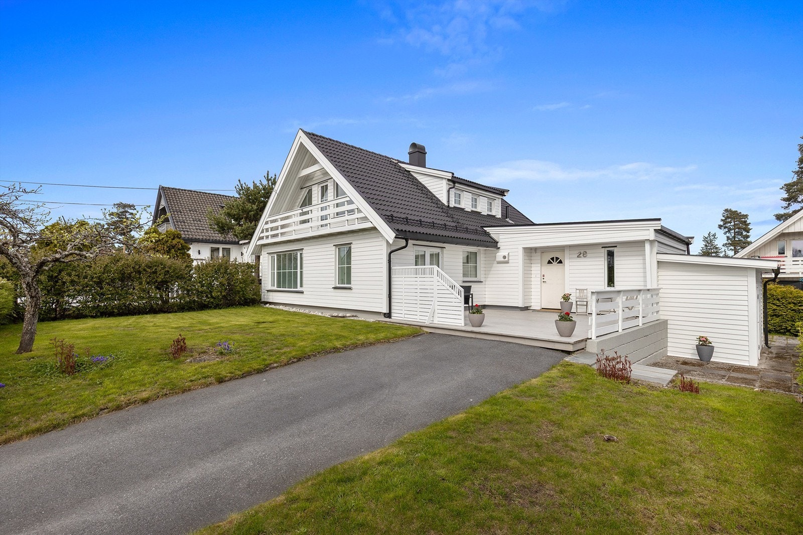 Robin Lauritzen v/ Krogsveen Eiendomsmegling har gleden av å presentere Almeveien 28! Foto: Pål Aanerud Galleribilde