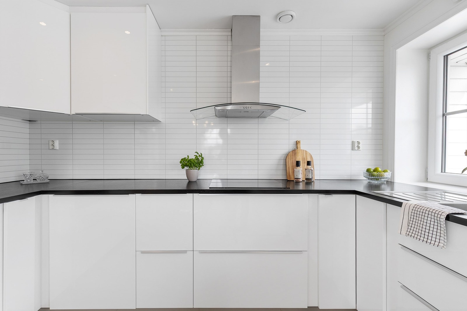 Hvitevarene er sømløst integrert i innredningen, og består av platetopp, to stekeovner med mikrofunksjon, oppvaskmaskin og kjøleskap med fryser. Galleribilde