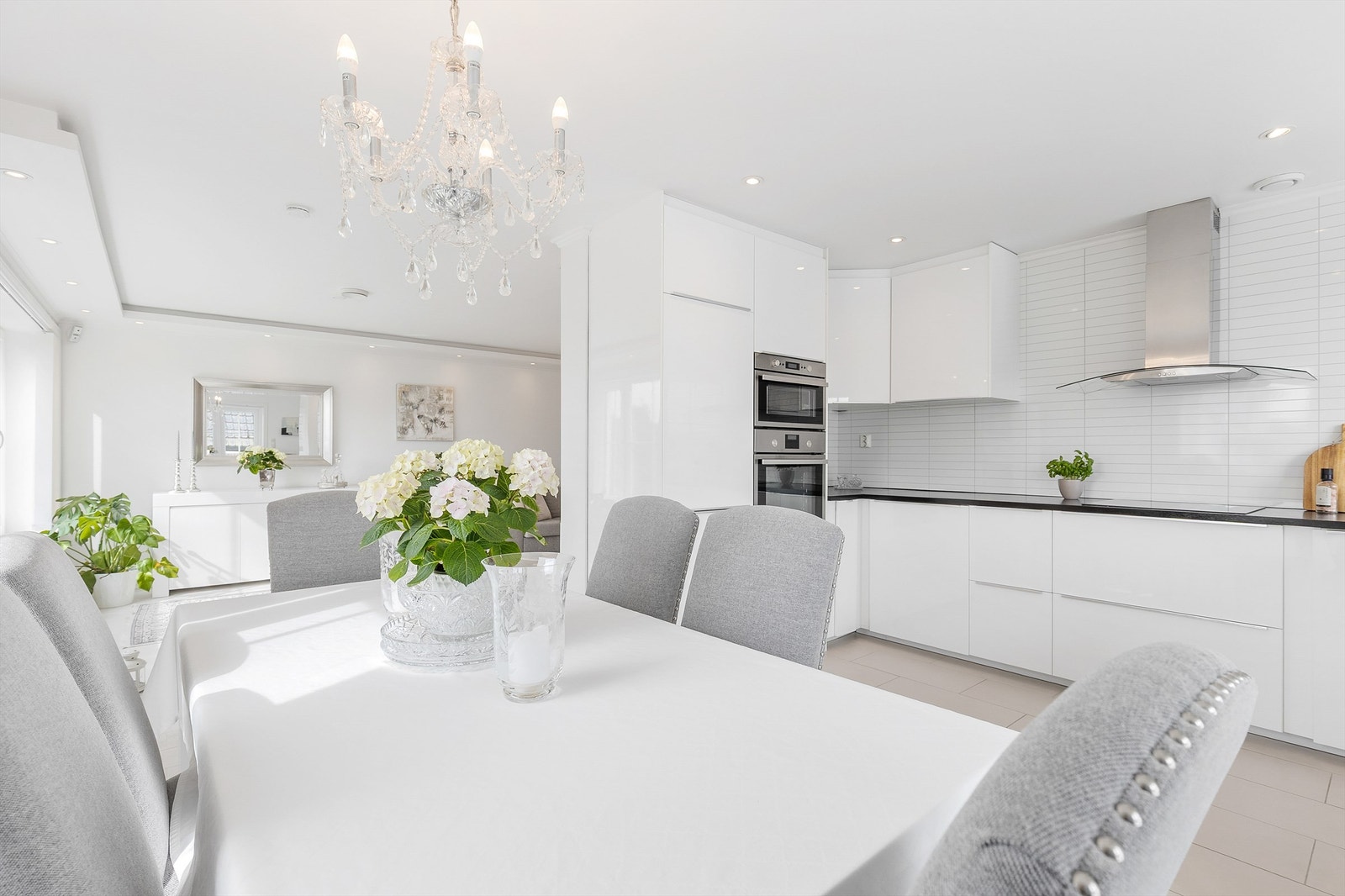 Kjøkkenet er stilfullt med glatte fronter og laminat benkeplate med nedfelt vask, og har et tidløst uttrykk som passer godt med resten av rommet. Galleribilde