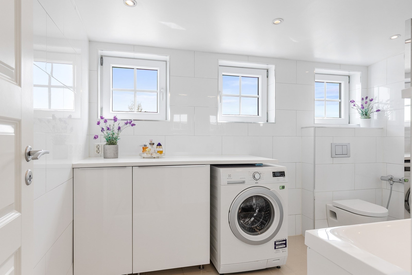 Det er også både plass og opplegg for vaskemaskin i nisje innredning. Galleribilde