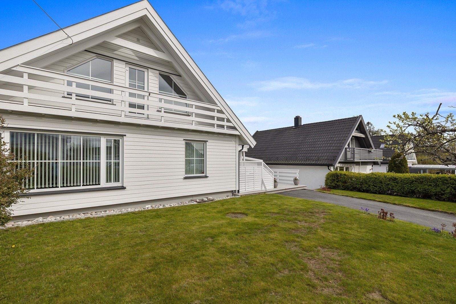 Med stor hage har barne god plass til å leke. Galleribilde