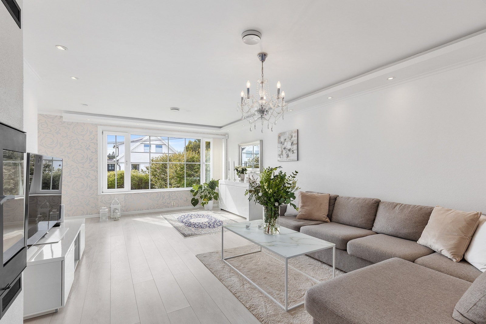 Det er store vindusflater som slipper inn rikelig med dagslys. Galleribilde