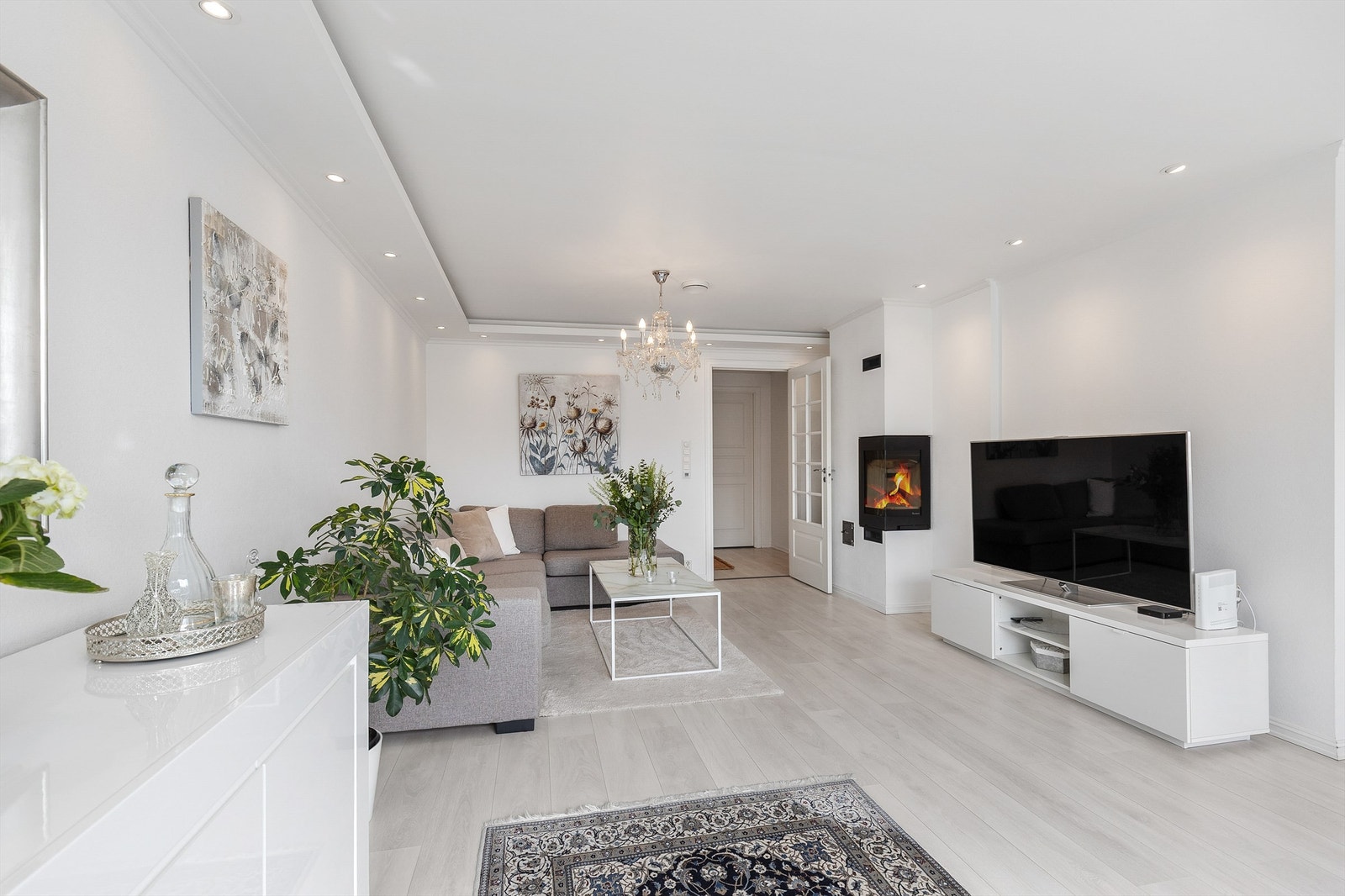 Stuen er av god størrelse med plass til sofagruppe med salongbord og en TV-seksjon. Her er det også en peis som skaper en lunt og behagelig romfølelse. Galleribilde