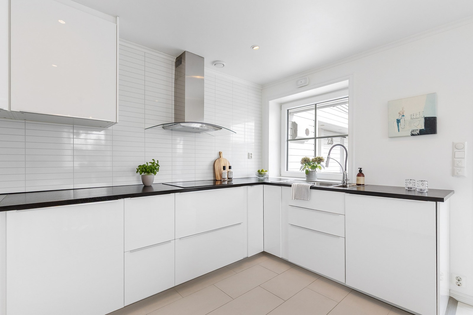 Kjøkkenet er som resten av boligen holdt i lyse og nøytrale nyanser. Galleribilde