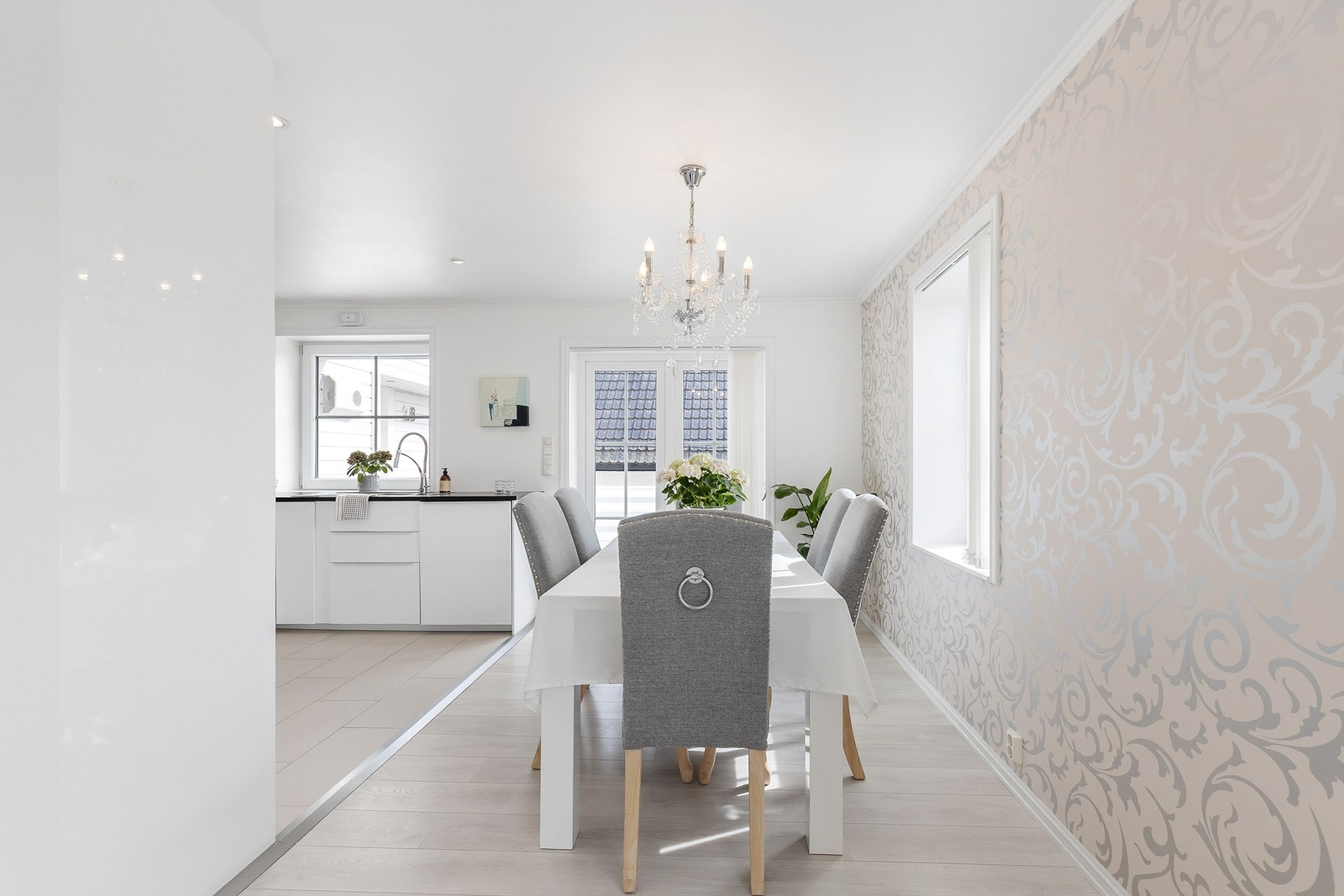 Kjøkkenet er holdt i en delvis åpen løsning med stuen, og her er det plass til en spisegruppe for å skape et naturlig ledd mellom rommene. Galleribilde