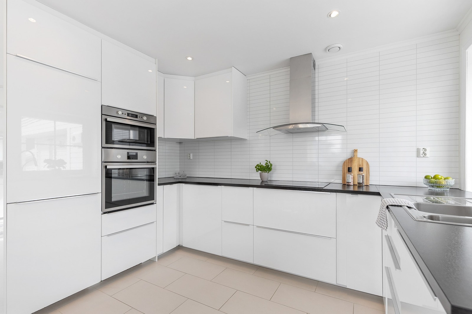 Det er rikelig med oppbevaringsplass i både skuffer og skap, og den store benkeplaten gjør det til en drøm å tilberede gode måltider. Galleribilde