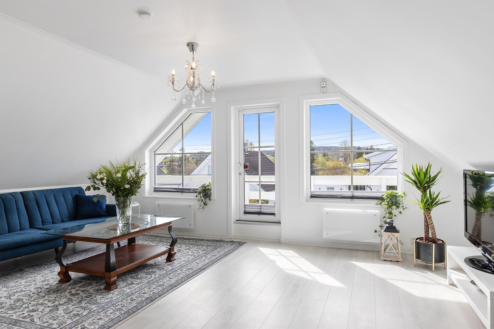 Rommet passer perfekt som TV-stue eller spisestue. Galleribilde