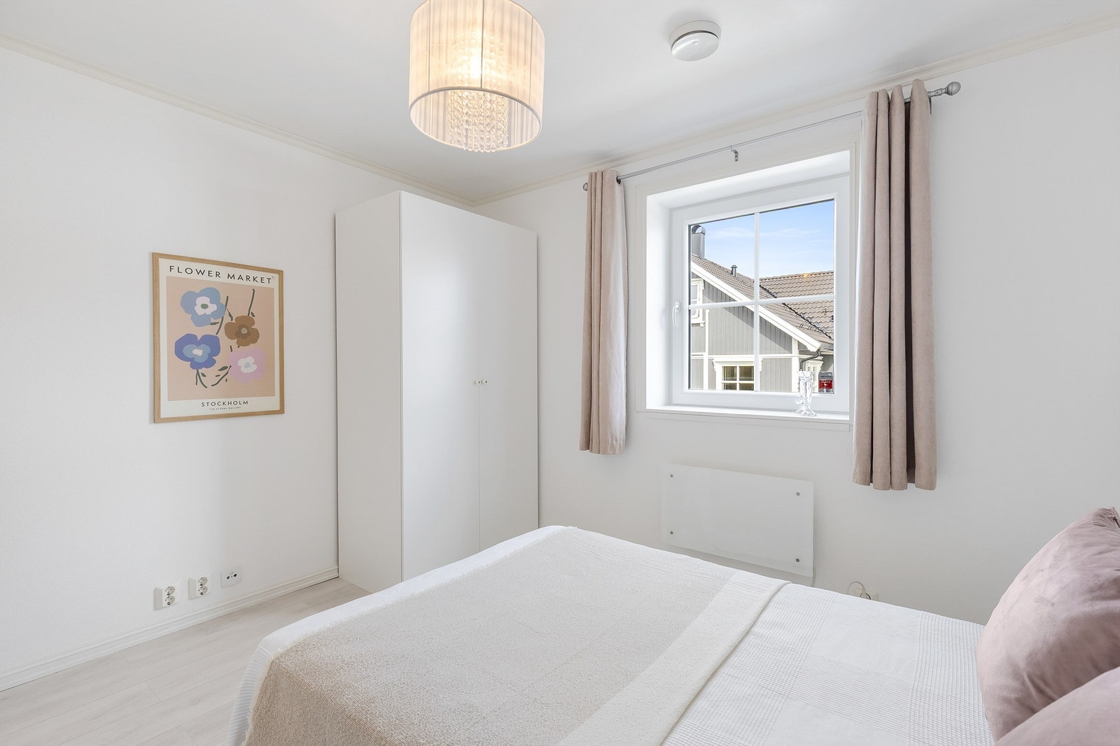 Det er også rikelig med plass til oppbevaring i et garderobeskap. Galleribilde