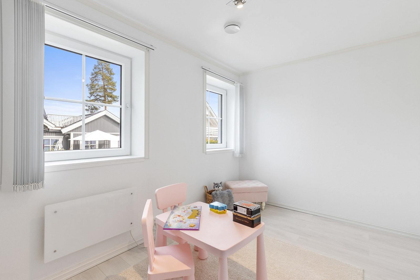 det andre soverommet i 1. etasje er også av god størrelse. Her er det også plass til dobbeltseng, nattbord og garderobe. Galleribilde