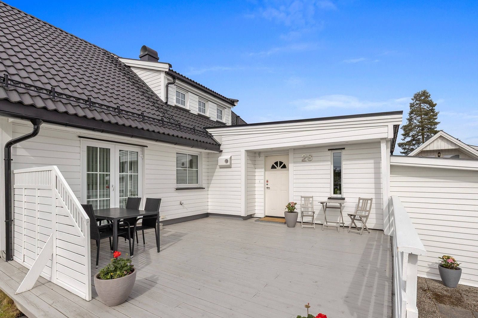 Inngangspartiet er innbydende med en stor terrasseplatting. Galleribilde