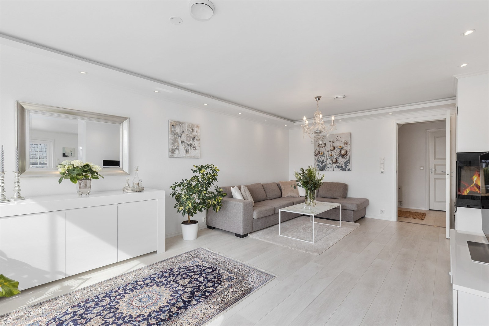 Boligens 1. etasje består av stue, kjøkken, 2 soverom, walk-in garderobe, entré, gang og bad. Galleribilde