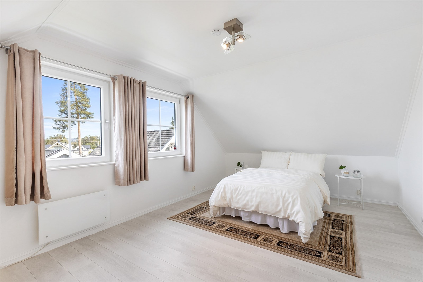 Hovedsoverommet er av svært god størrelse med plass til dobbeltseng, tilhørende nattbord og annet ønskelig soveromsmøblement. Galleribilde