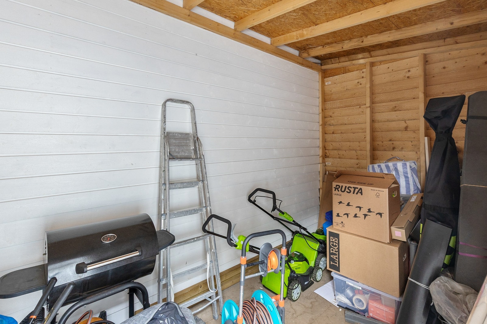 Uteboden som har rikelig med plass til oppbevaring. Galleribilde