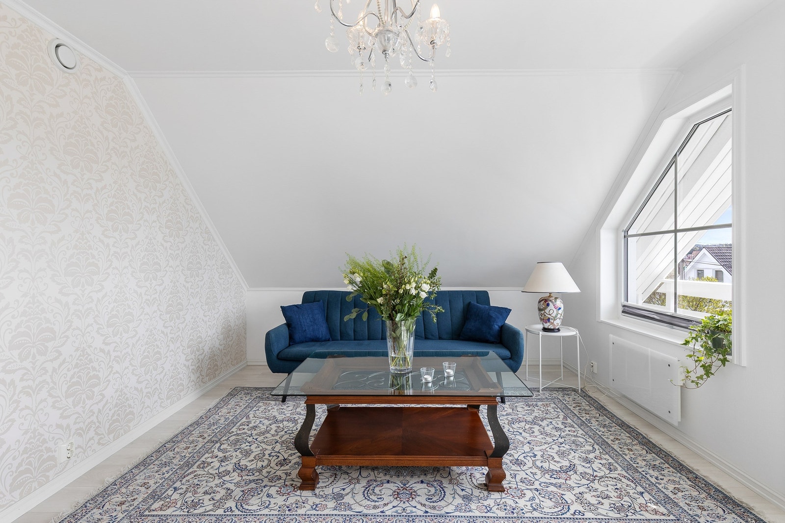 Stuen i 2. etasje er av god størrelse med plass til sofa, salongbord og tv-seksjon. Galleribilde