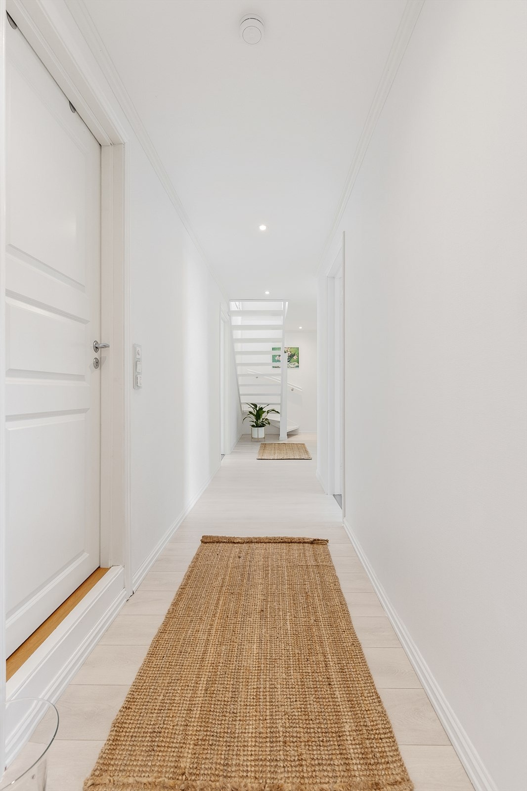 Gangen i 1. etasje med adkomst til de øvrige rommene. Herfra går trappen opp til 2. etasje. Galleribilde