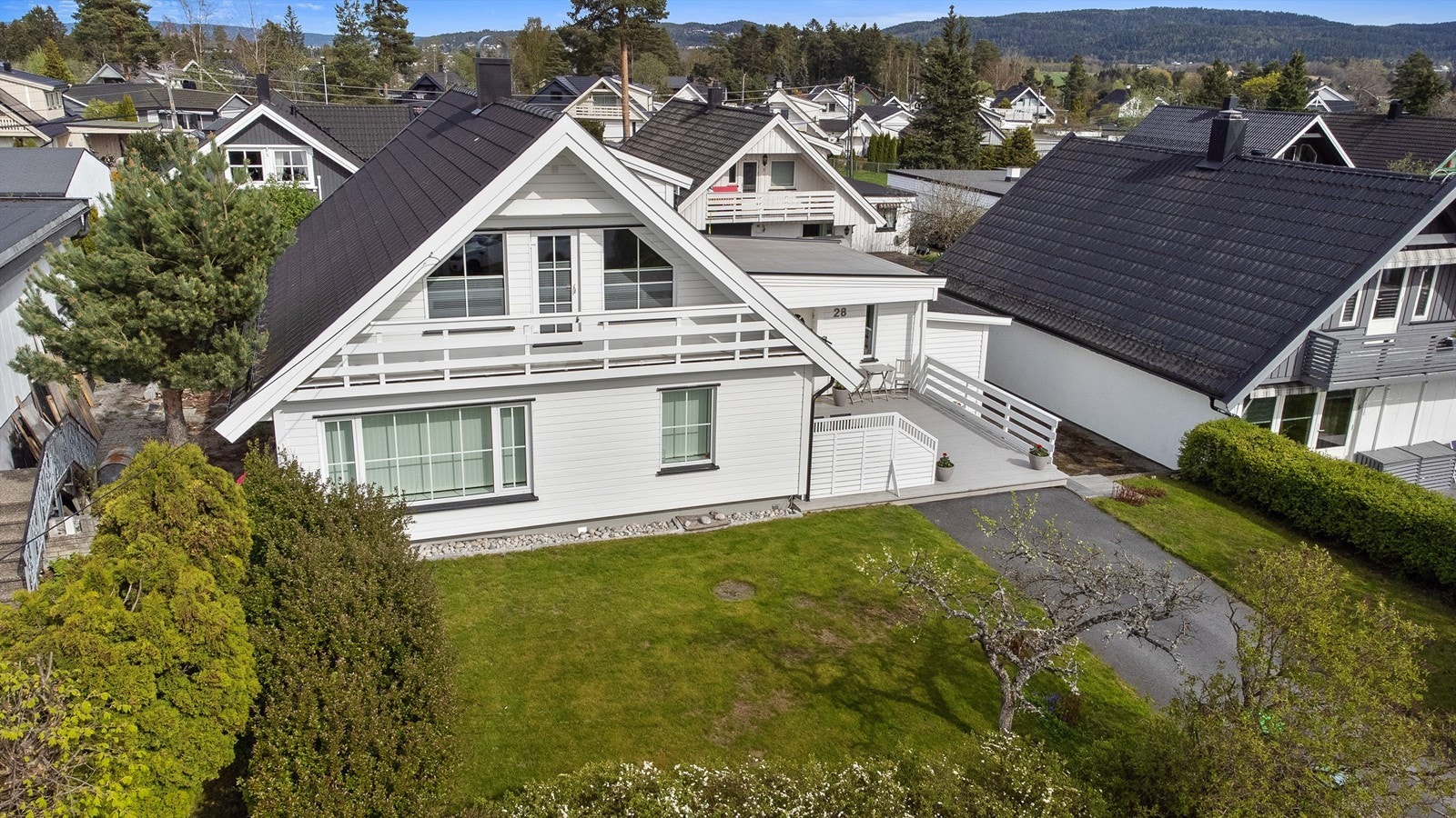 En stor og lys enebolig i Lørenskog over to plan, med tre store soverom og to stuer. Foto: Pål Aanerud Galleribilde