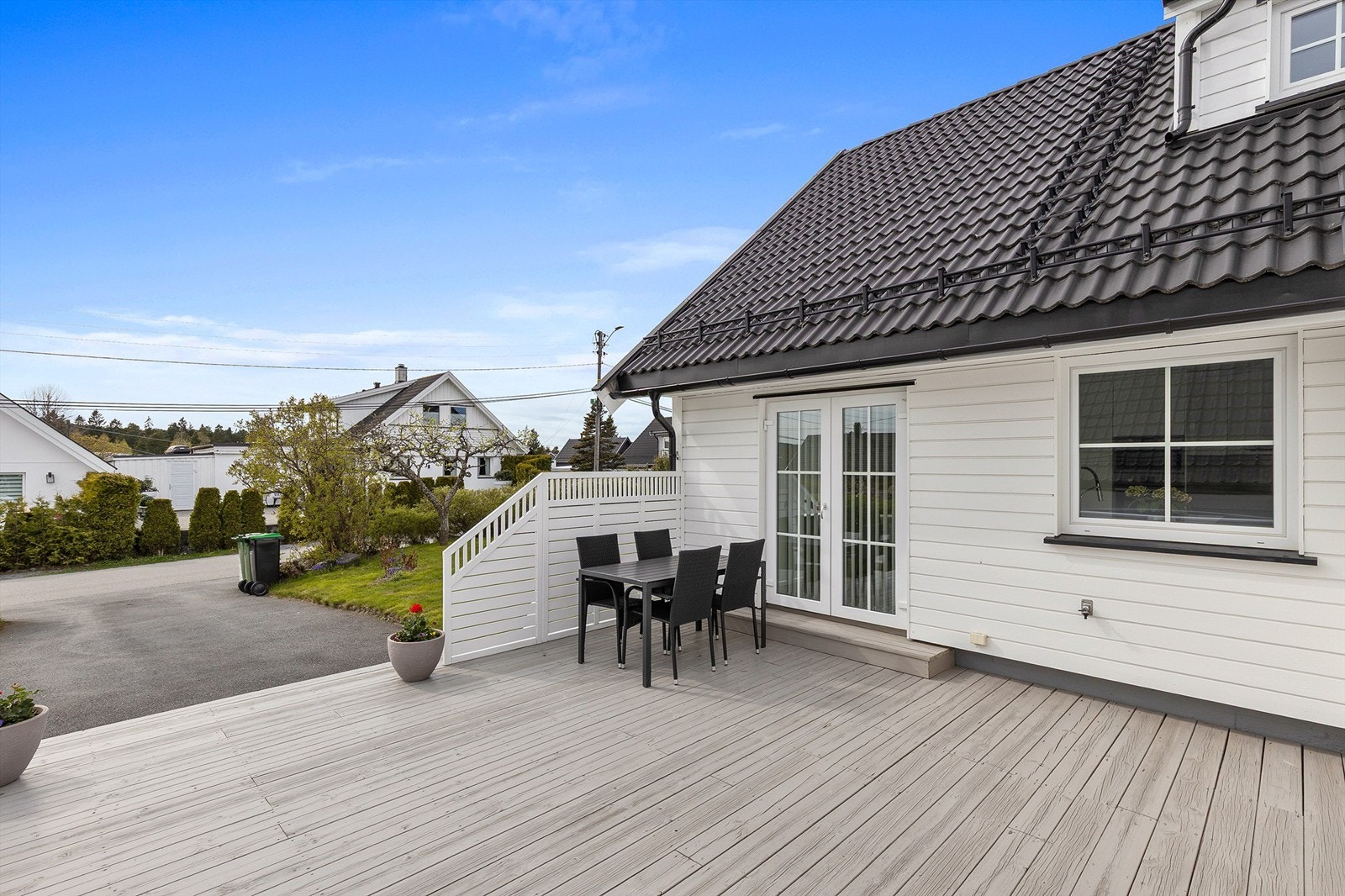 Her kan man innrede med ønsket utemøblement og nyte årets varmere dager. Galleribilde