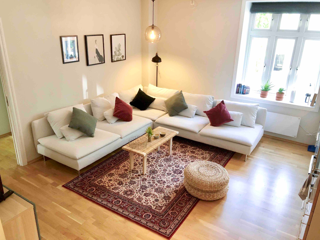 Stue med stor sofa. Utsikt til Nygårdsparken og Fløyen. Galleribilde