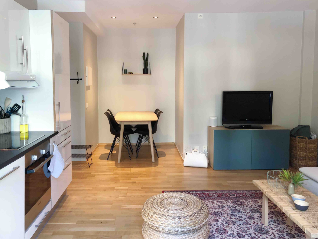 Spisebord med 4 stoler. Galleribilde