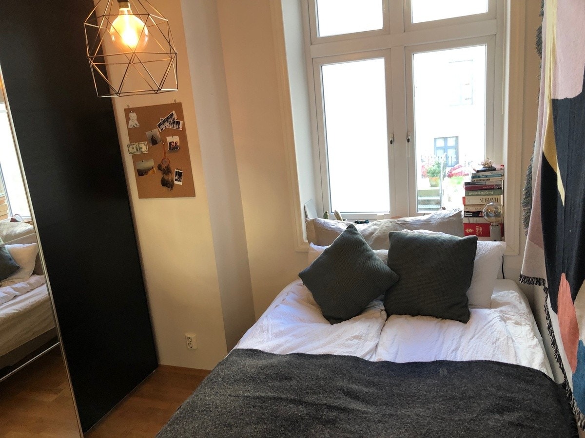 Soverom 1 - 1.40m seng med stort klesskap. Plass til skrivepult. Galleribilde
